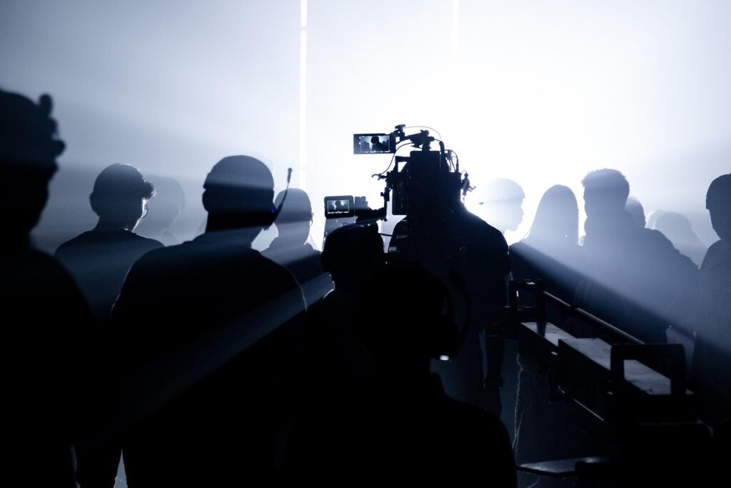 zawód - praca na planie filmowym - ochrona oczu przed światłem niebieskim