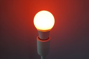 Czerwona Żarówka NightTorch Eyeshield emitująca przyjemne czerwone światło